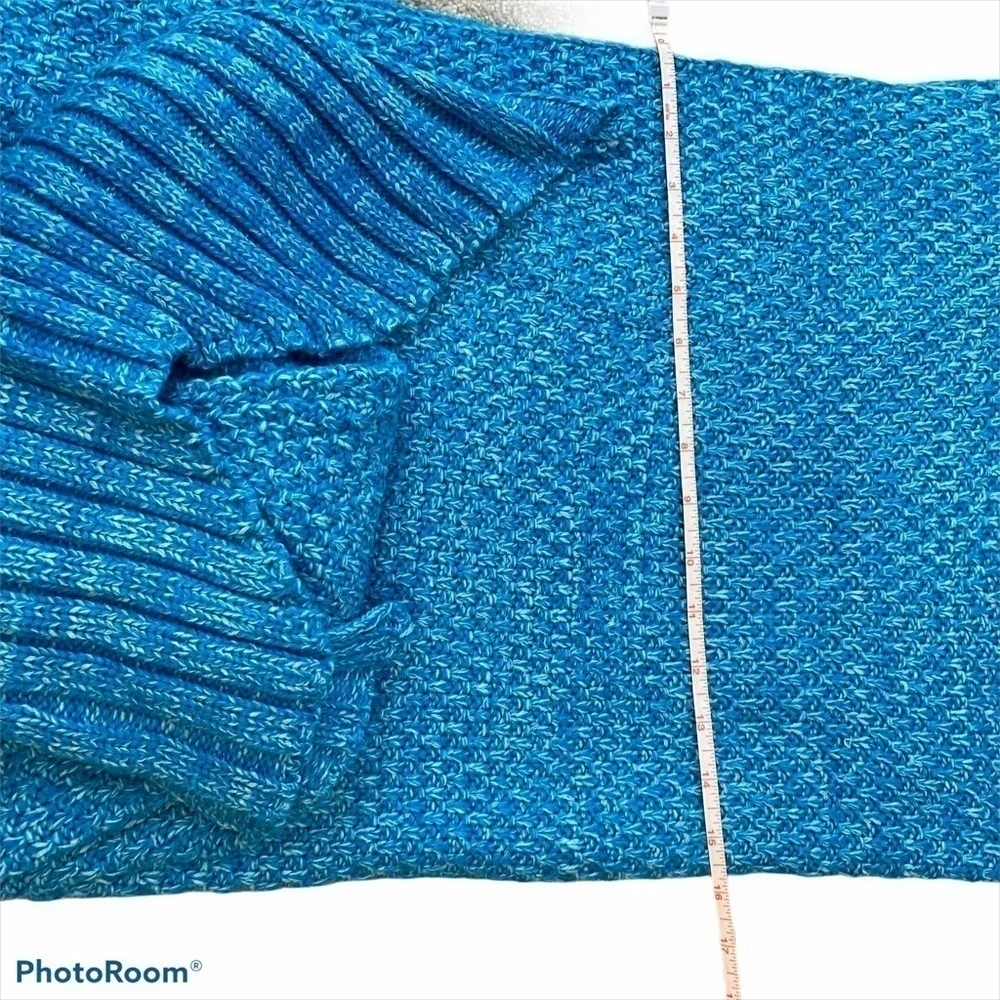 NWOT Knitted Mermaid Tail blanket blue two tone